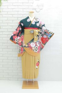 緑の二尺袖にｶﾗｼ色の袴のコーディネート